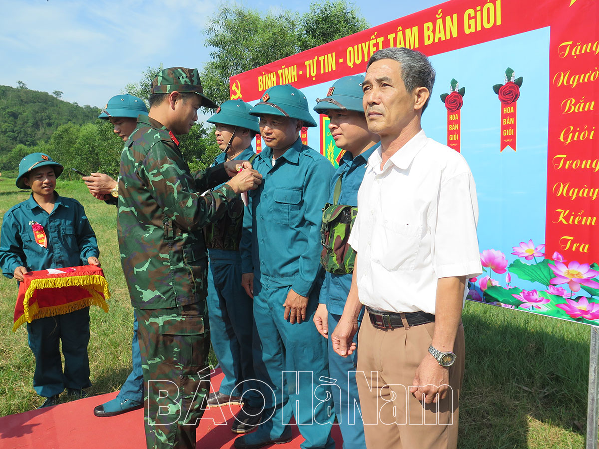 Ban CHQS thành phố Phủ Lý kiểm tra bắn đạn thật lực lượng dân quân tự vệ