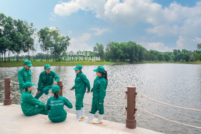 Người lao động làm việc tại một trang trại Vinamilk Green Farm. Ảnh: XIN TÊN NGƯỜI CHỤP