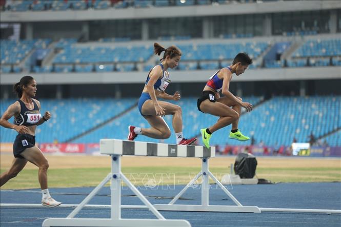 VĐV Nguyễn Thị Oanh (561) thi đấu nội dung chạy vượt rào 3000m nữ. Ảnh: Minh Quyết - TTXVN