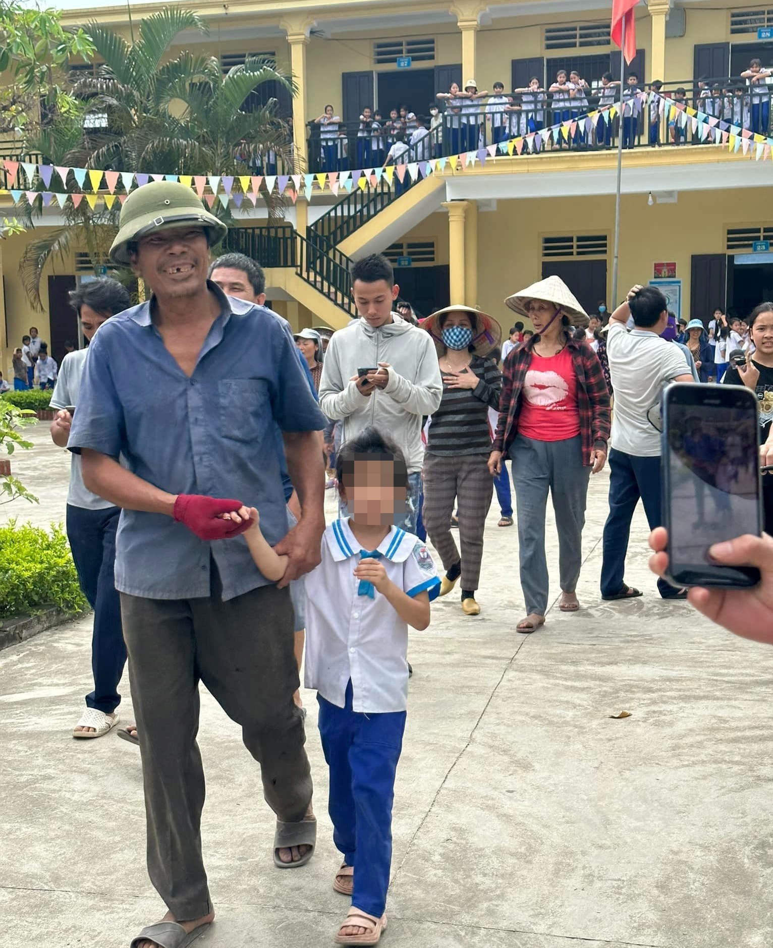 Một học sinh ngủ quên trong tủ đồ dùng, cả xã hoảng hốt đi đi tìm - Ảnh 2.