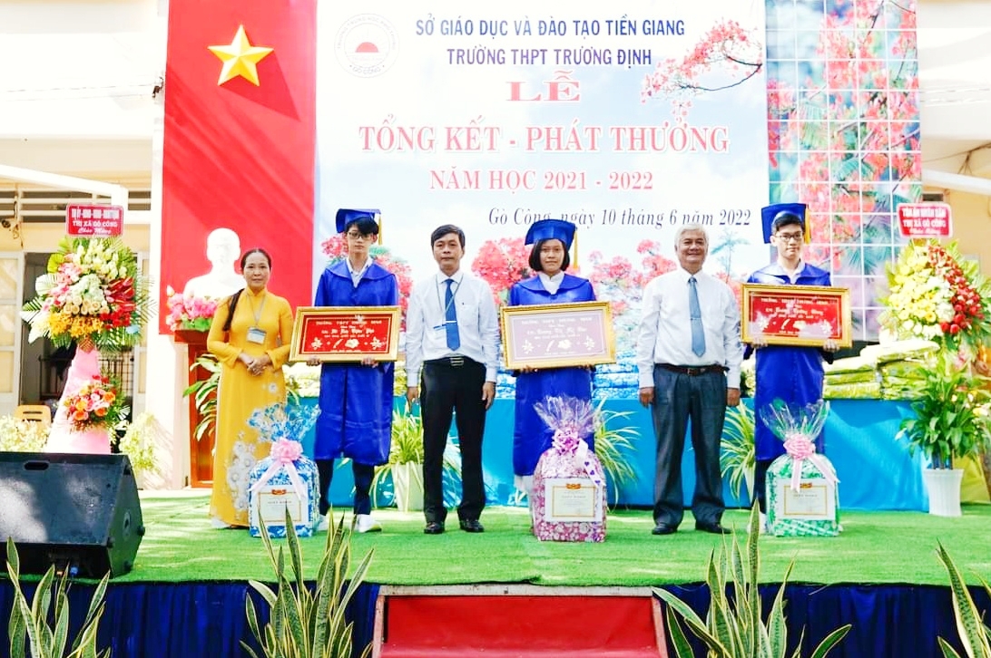 Tôn vinh phụ huynh trong lễ tổng kết năm học, tại sao không? - Ảnh 4.