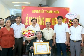 Thanh Sơn: 72 đảng viên được tặng Huy hiệu Đảng đợt 19/5