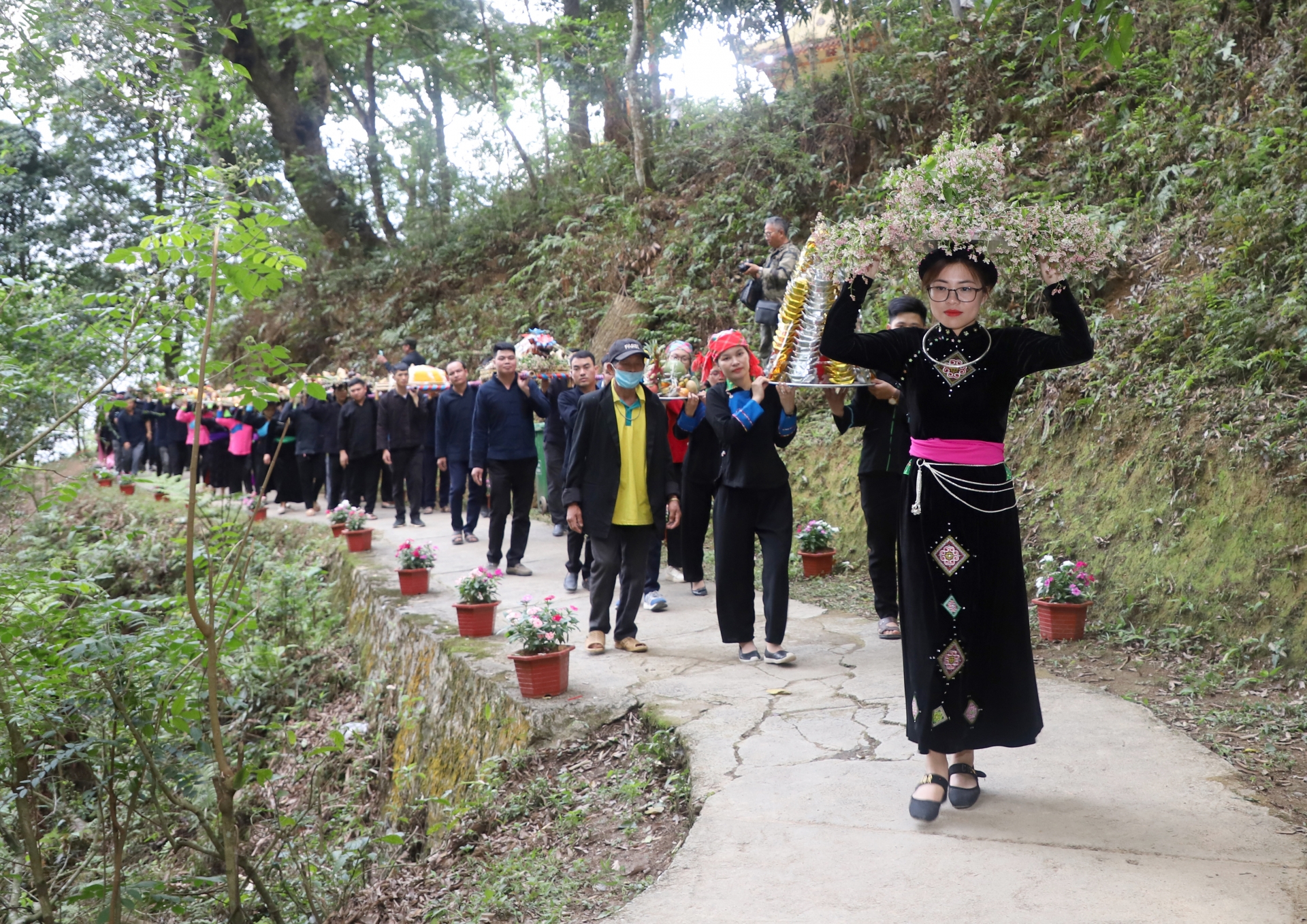 Lễ dâng hương miếu Ông, miếu Bà.
