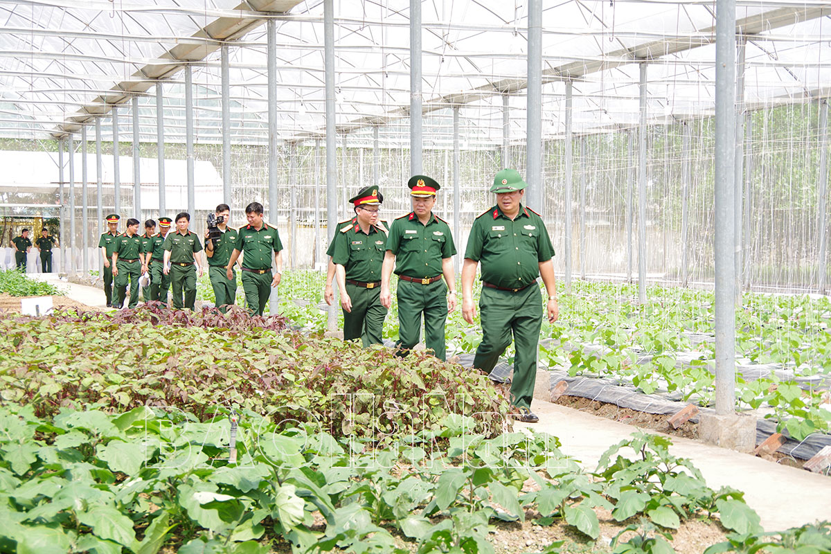 Khối thi đua LLVT 9 tỉnh thành phố trên địa bàn Quân khu 3 khảo sát kết quả thực hiện phong trào TĐQT tại Hà Nam