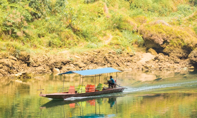 Thuyền của dân địa phương chở khách khám phá sông Chảy và Hang Tiên.