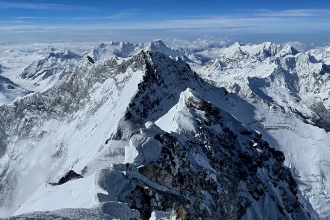 Dãy Himalaya nhìn từ đỉnh Everest ở độ cao 8.849 mét ngày 31/3. Ảnh: AFP