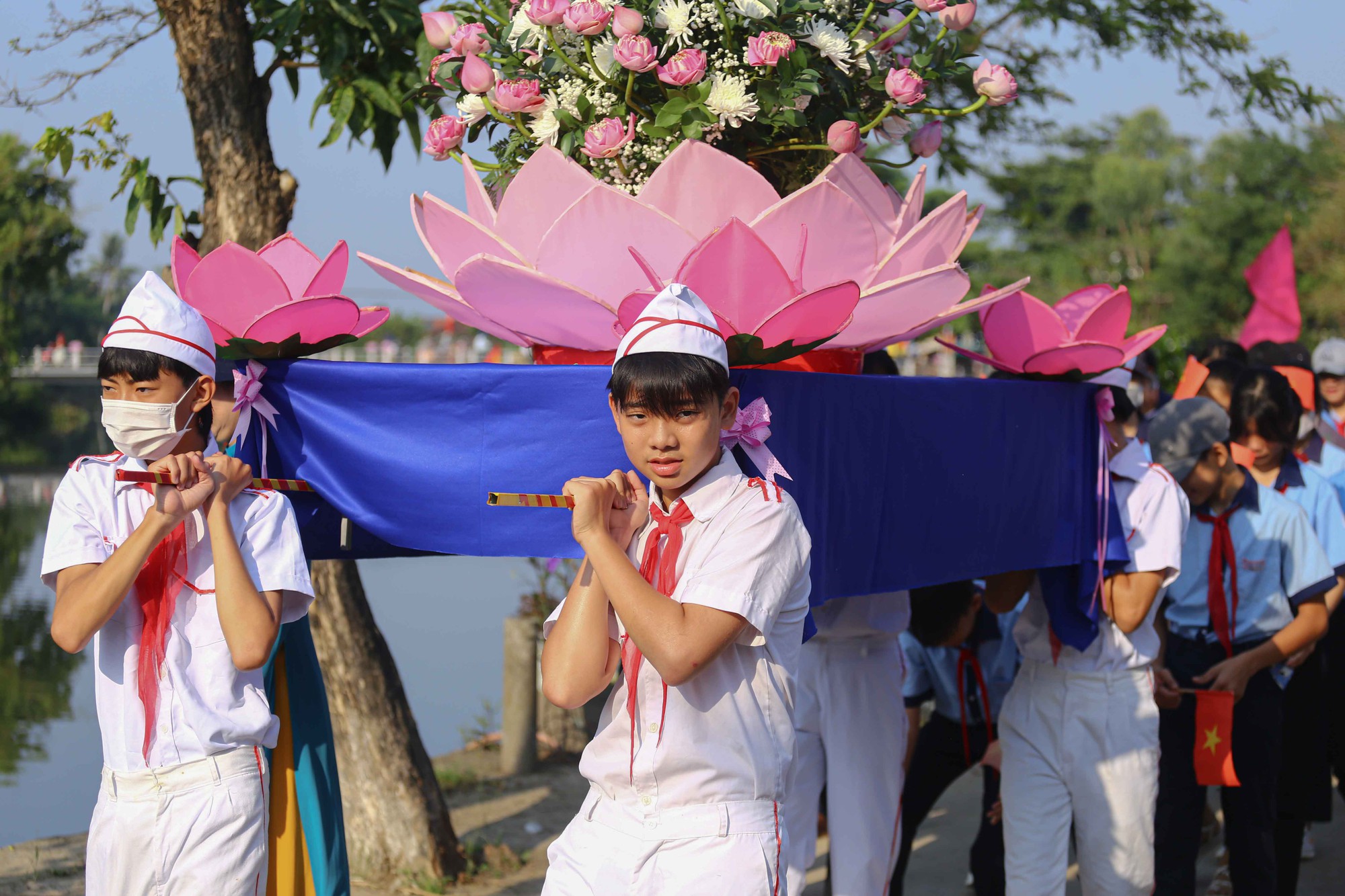 Thiêng liêng khoảnh khắc rước hoa sen dâng lên Bác - Ảnh 5.