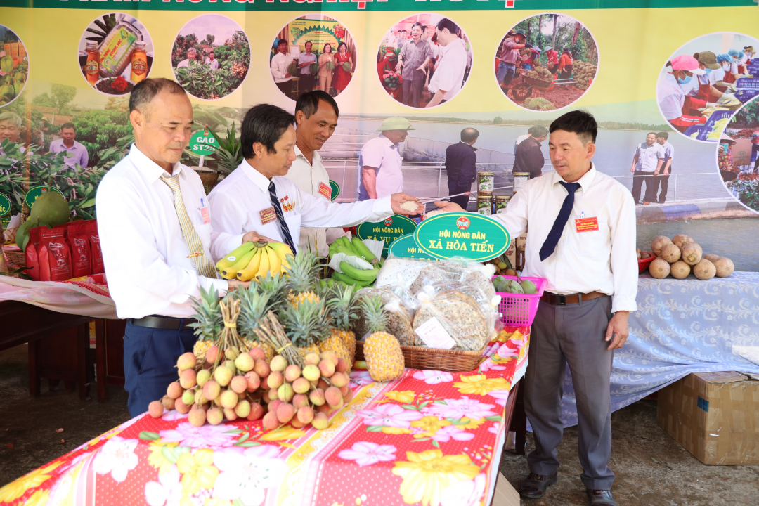 Hội Nông dân các xã trong huyện cũng tham gia gian hàng trưng bày sản phẩm tiêu biểu.