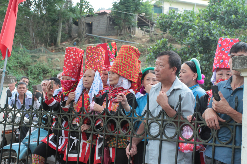 Người Dao Thanh Y xuống đá bóng với những cô gái Sán Chỉ còn người Dao Thanh Phán đi chơi hội xuân. Cuối tháng này, họ lại mời người Sán Chỉ lên chơi hội Kiêng Gió của mình.