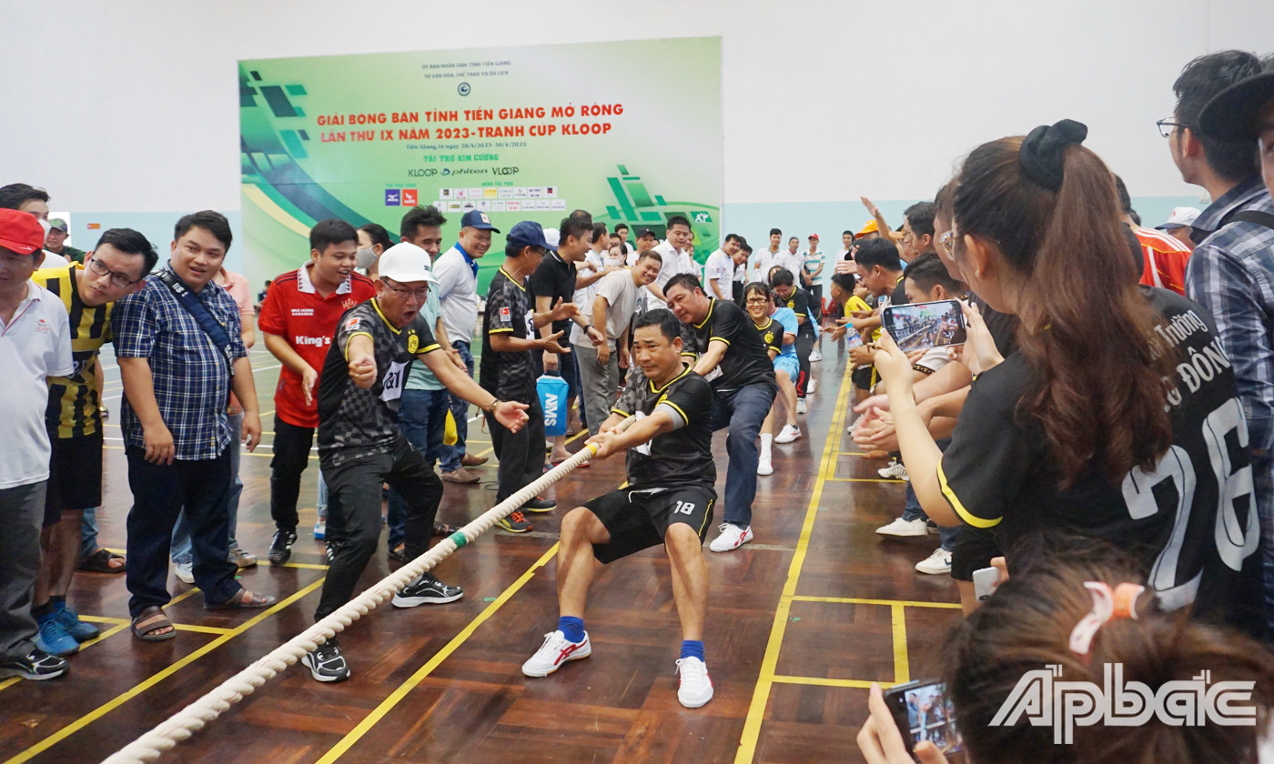 Các đội tham gia tranh tài ở nội dung Bóng đá nam và kéo co nam nữ