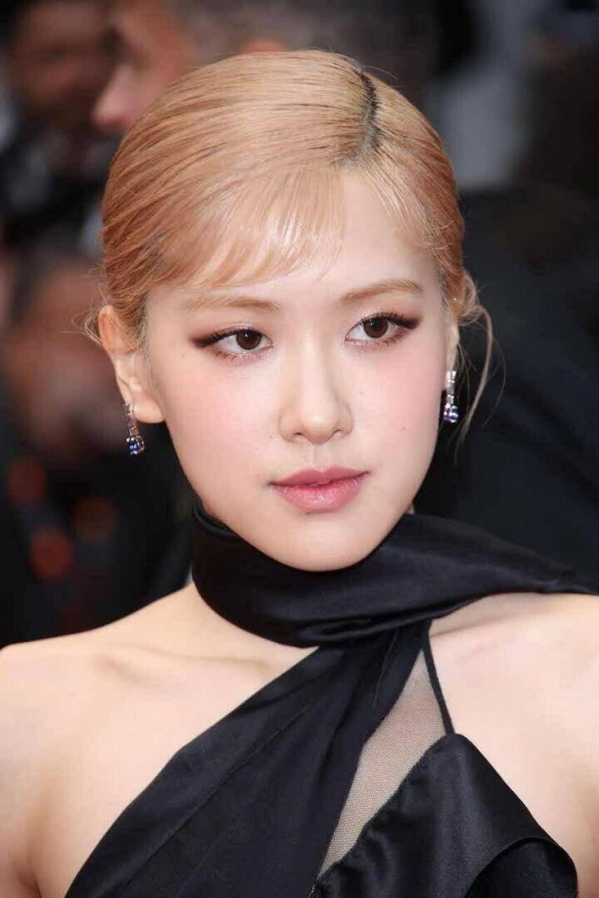 LHP Cannes ngày 2: Rosé (BlackPink) khác lạ, dàn sao hở bạo trên thảm đỏ 2