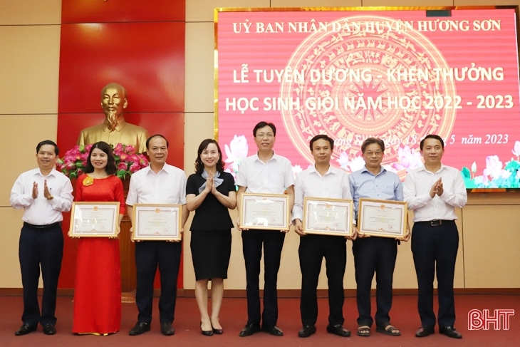 Hương Sơn vinh danh 351 giáo viên, học sinh có thành tích xuất sắc