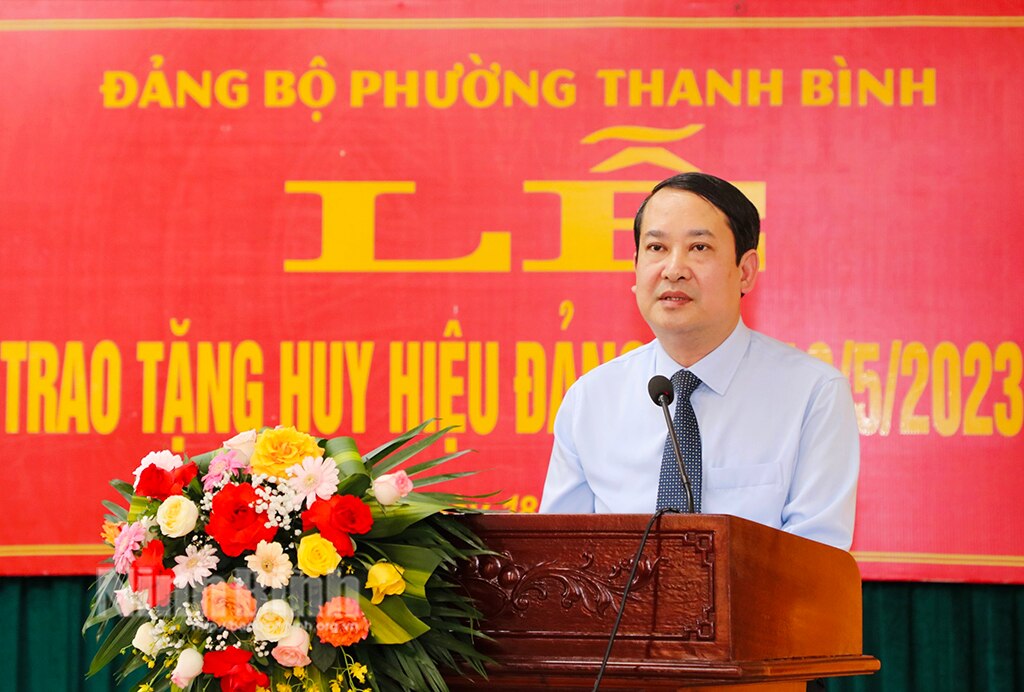 Đồng chí Phó Bí thư Thường trực Tỉnh ủy dự lễ trao tặng Huy hiệu Đảng tại phường Thanh Bình