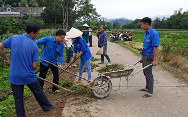 Đoàn viên thanh niên xã Tân Thịnh, huyện Văn Chấn tham gia vệ sinh các tuyến đường giao thông nông thôn trên địa bàn xã.