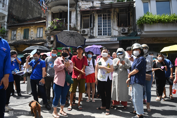 Phụ huynh Hà Nội ngóng con sau buổi thi môn Văn vào lớp 10, tháng 6/2022. Ảnh: Giang Huy