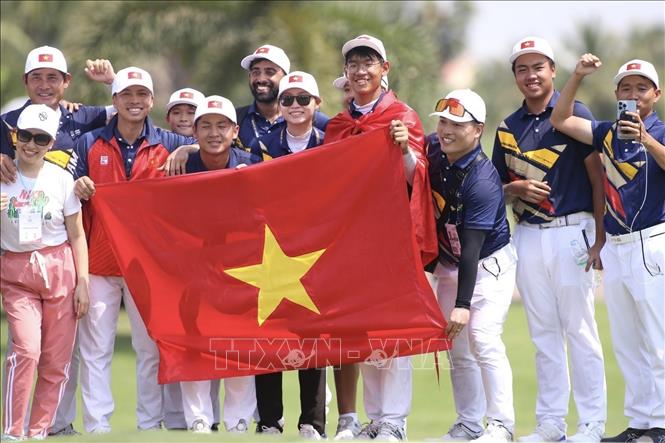 Đội tuyển Golf Việt Nam ăn mừng với chiếc HCV đầu tiên của VĐV Lê Khánh Hưng. Ảnh: TTXVN