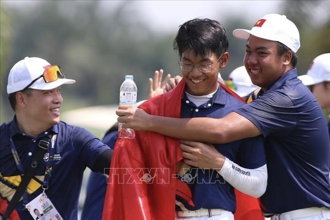 Đồng đội chia sẻ niềm vui với VĐV Lê Khánh Hưng sau khi giành HCV đầu tiên cho đội tuyển Golf Việt Nam tại SEA Games 32. Ảnh: TTXVN