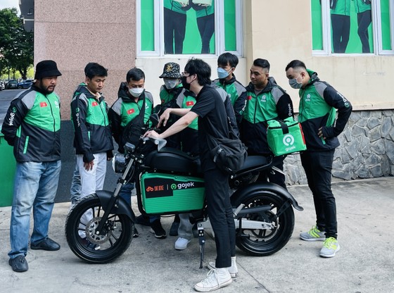 Gojek Việt Nam hợp tác với Dat Bike thí điểm vận chuyển hành khách bằng xe máy điện ảnh 2