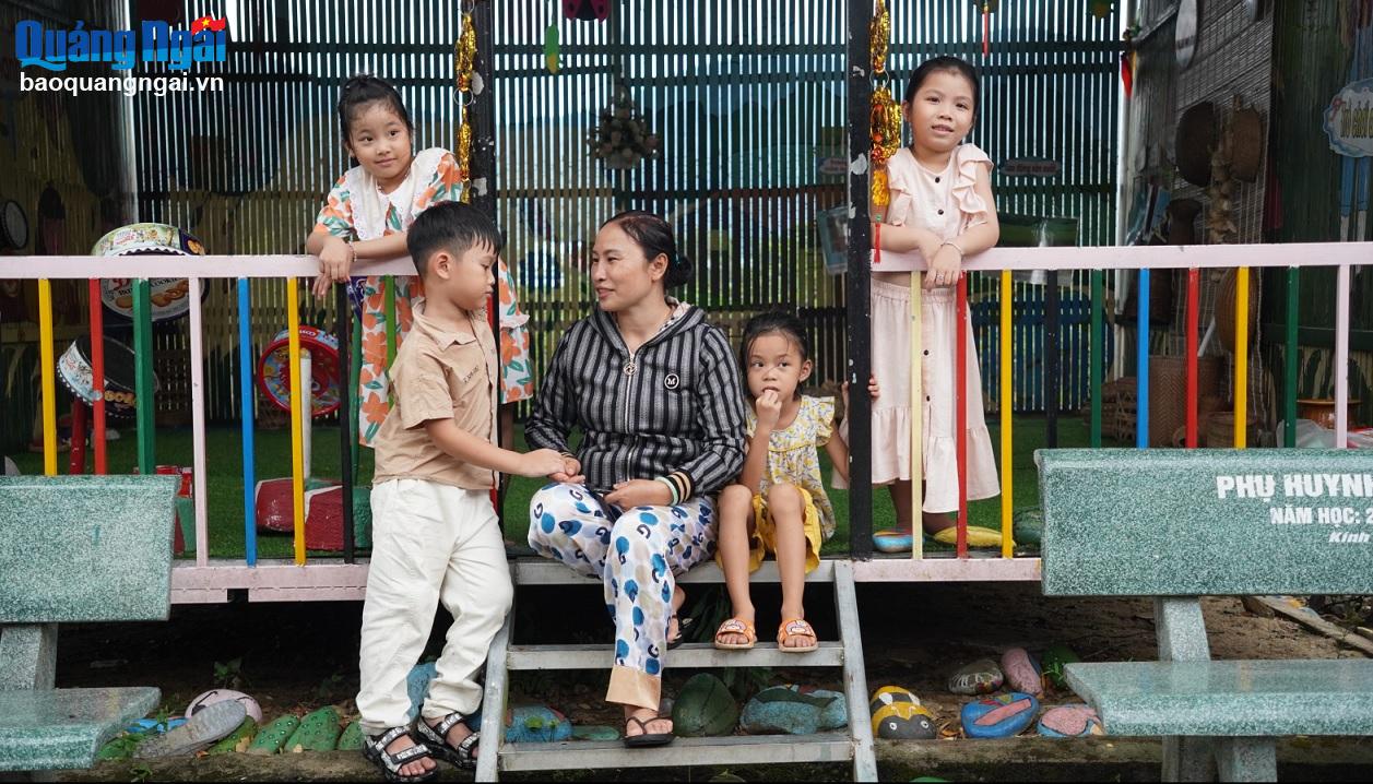 Bà Nga và học sinh Trường Mẫu giáo Sơn Thủy. 