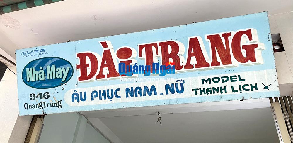 Một trong số ít bảng hiệu vẽ tay còn tồn tại trên địa bàn TP.Quảng Ngãi.     Ảnh: Thiên Di