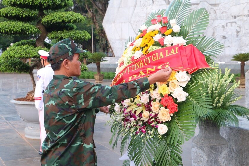 Ban Thường vụ Tỉnh ủy Gia Lai dâng hoa, dâng hương tại Quảng trường Đại Đoàn Kết ảnh 2