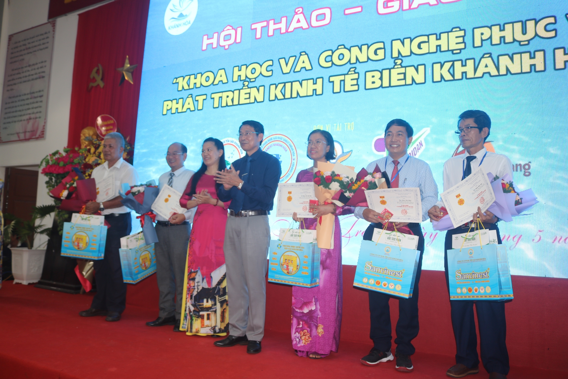 Trao Kỷ niệm chương “Vì sự nghiệp khoa học và công nghệ” 