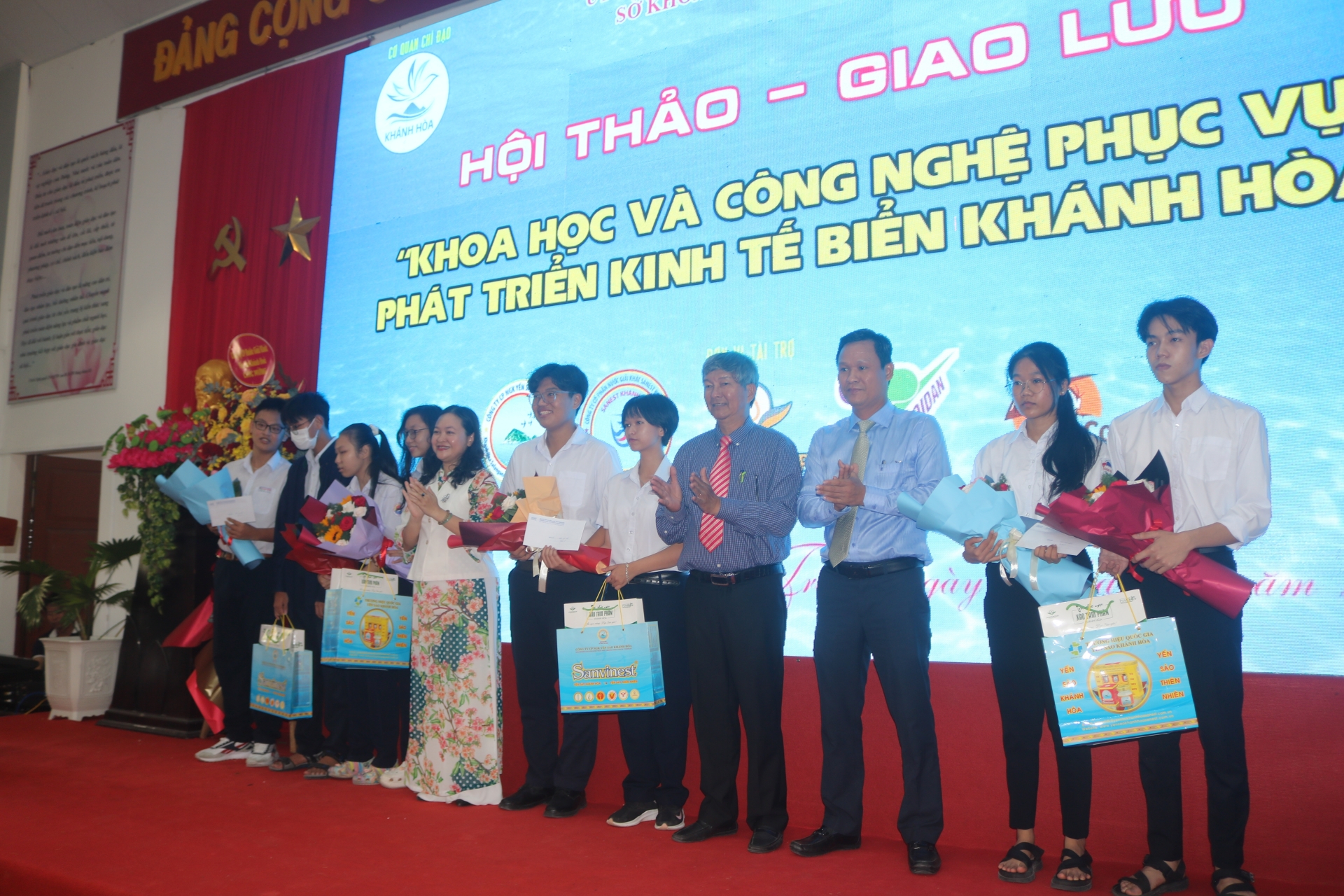 Tôn vinh học sinh trung học xuất sắc