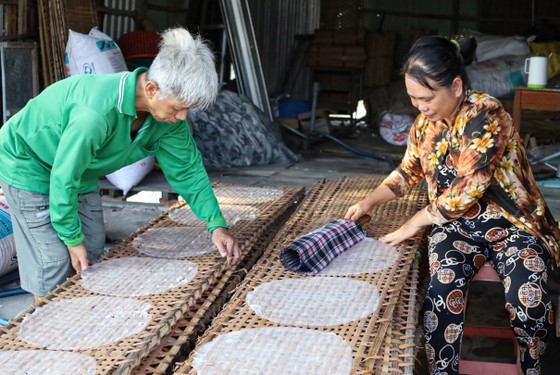 Nghề làm bánh tráng Thuận Hưng được công nhận Di sản văn hóa phi vật thể Quốc gia ảnh 2