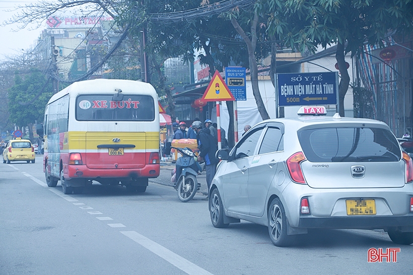 “Vô tư” đỗ xe tại điểm dừng, đón trả khách của xe bus ở TP Hà Tĩnh