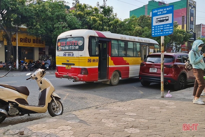 “Vô tư” đỗ xe tại điểm dừng, đón trả khách của xe bus ở TP Hà Tĩnh