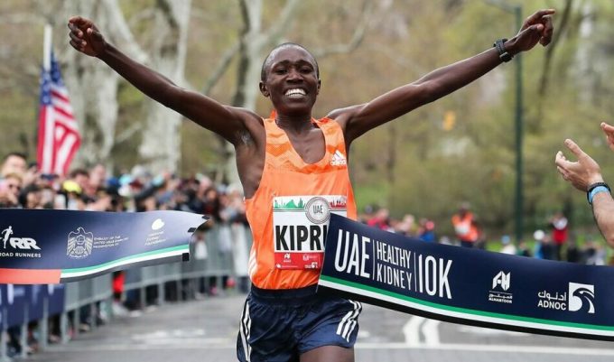 Kipruto trong một giải chạy 10km ở Mỹ. Ảnh: NYRR