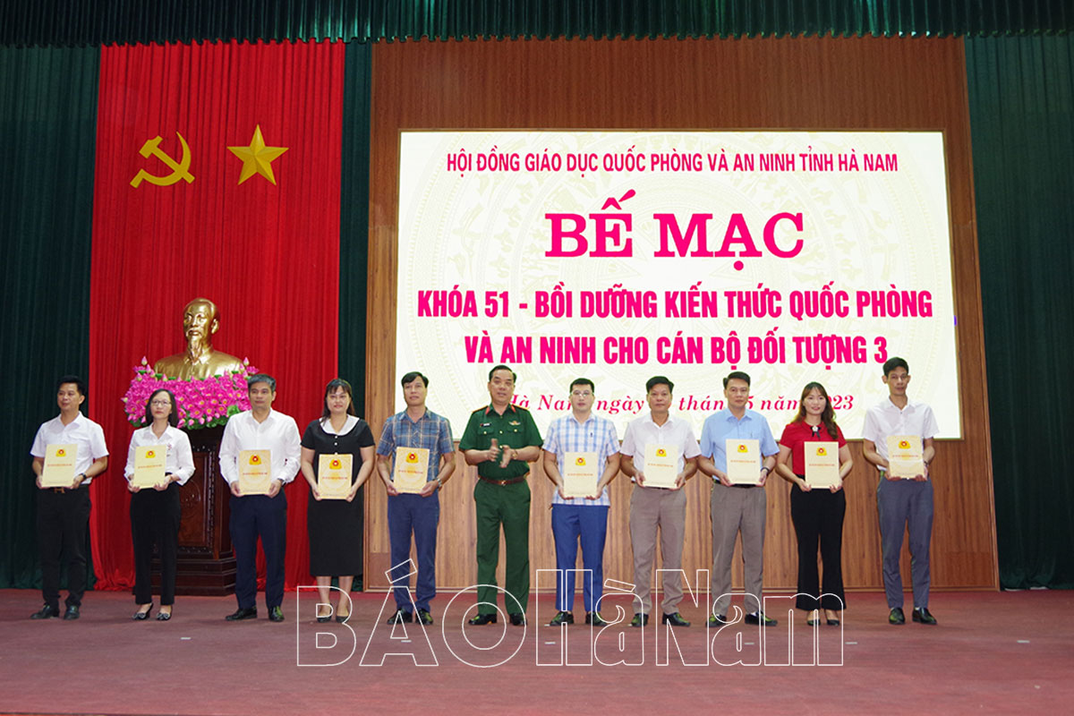 Bế mạc lớp bồi dưỡng kiến thức quốc phòng và an ninh cho cán bộ đối tượng 3 khoá 51