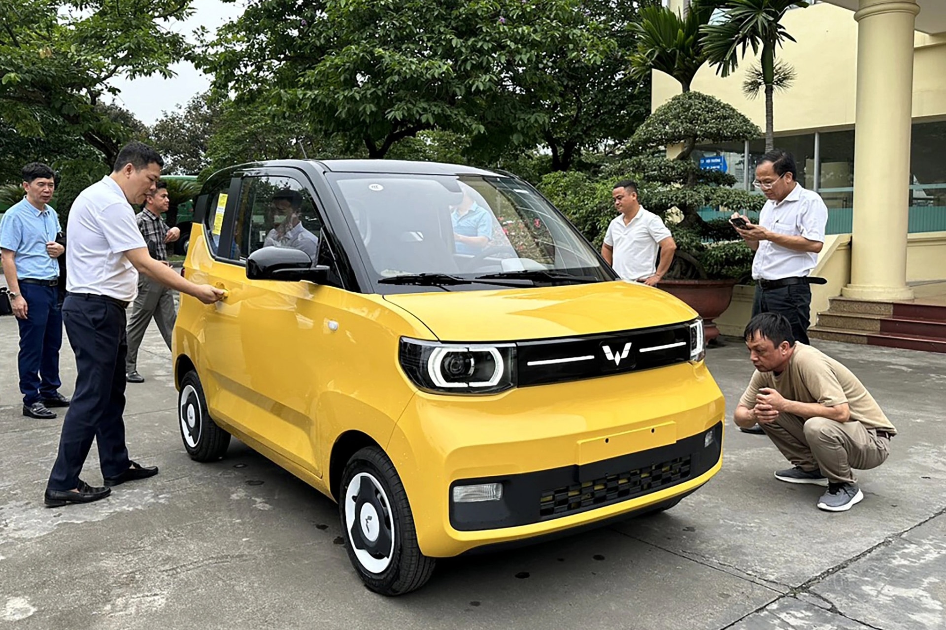 Chiếc Wuling HongGuang MiniEV xuất hiện trong khuôn viên nhà máy của TMT ở Hưng Yên sẽ mở ra phân khúc ô tô mini tại Việt Nam