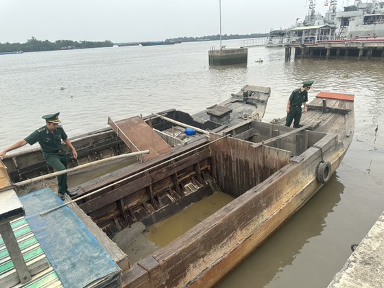 Biên phòng TPHCM bắt giữ một ghe khai thác cát trái phép  ảnh 2