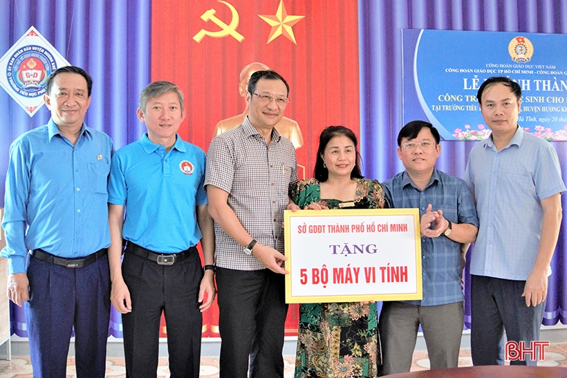 Bàn giao nhà vệ sinh trường học trị giá 400 triệu đồng ở Hương Khê