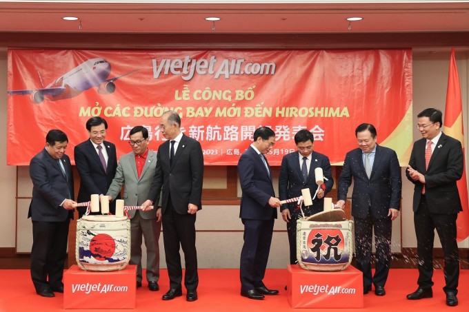 Các đại biểu cùng tham gia vào nghi thức Kagamibiraki chào mừng đường bay Vietjet đến Hiroshima. Ảnh: Tài Nguyên