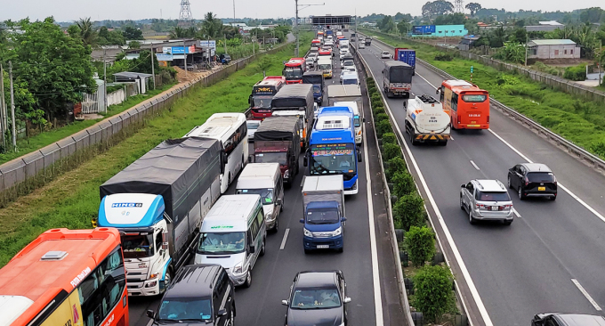 Vụ tai nạn làm kẹt xe khoảng  5km suốt 2 giờ. Ảnh: Nam An