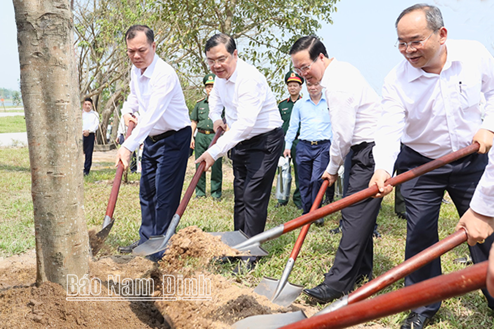 Chủ tịch nước Võ Văn Thưởng và các đồng chí lãnh đạo Trung ương, lãnh đạo tỉnh trồng cây lưu niệm tại Đền Trần, phường Lộc Vượng (thành phố Nam Định).
