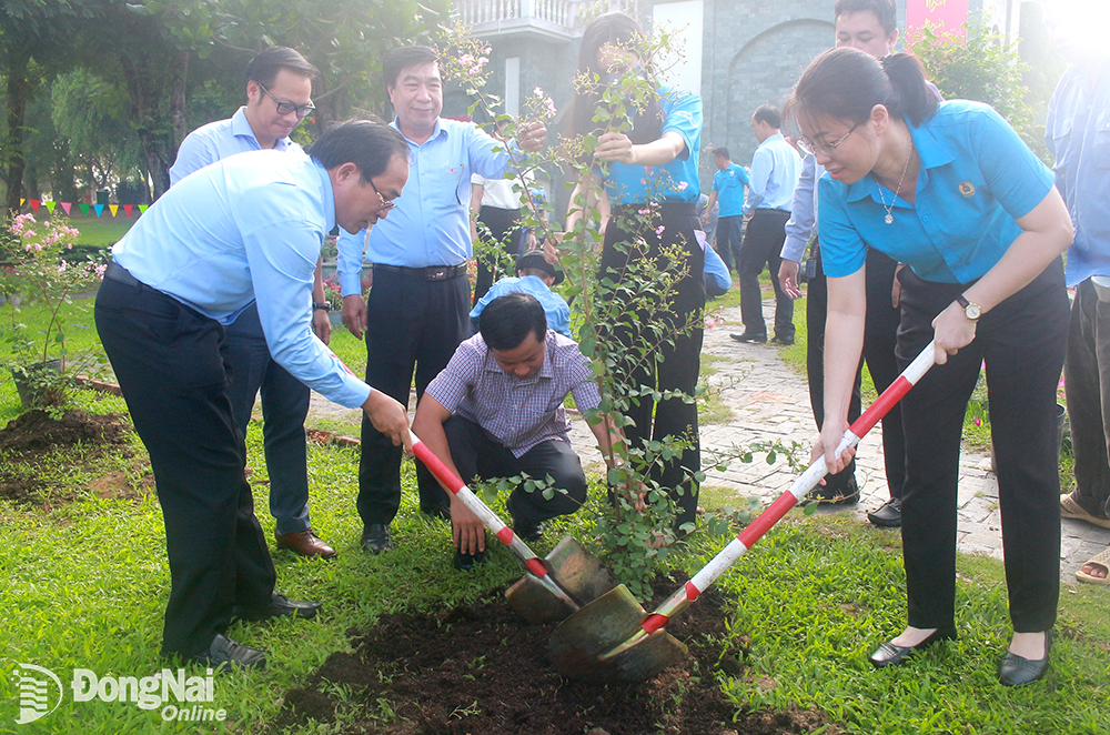 Đại diện Công đoàn Tổng công ty Công nghiệp thực phẩm Đồng Nai và các đại biểu khách mời trồng cây tại Khu du lịch Bửu Long