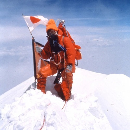 Junko Tabei lên đỉnh Everest năm 1975. Ảnh: LCC