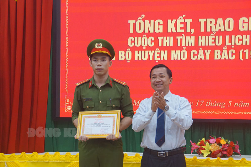 Bí thư Huyện ủy Nguyễn Văn Trung trao giải nhất thí sinh đạt giải “Cuộc thi tìm hiểu Lịch sử Đảng bộ huyện Mỏ Cày Bắc (1930 - 2020)”.