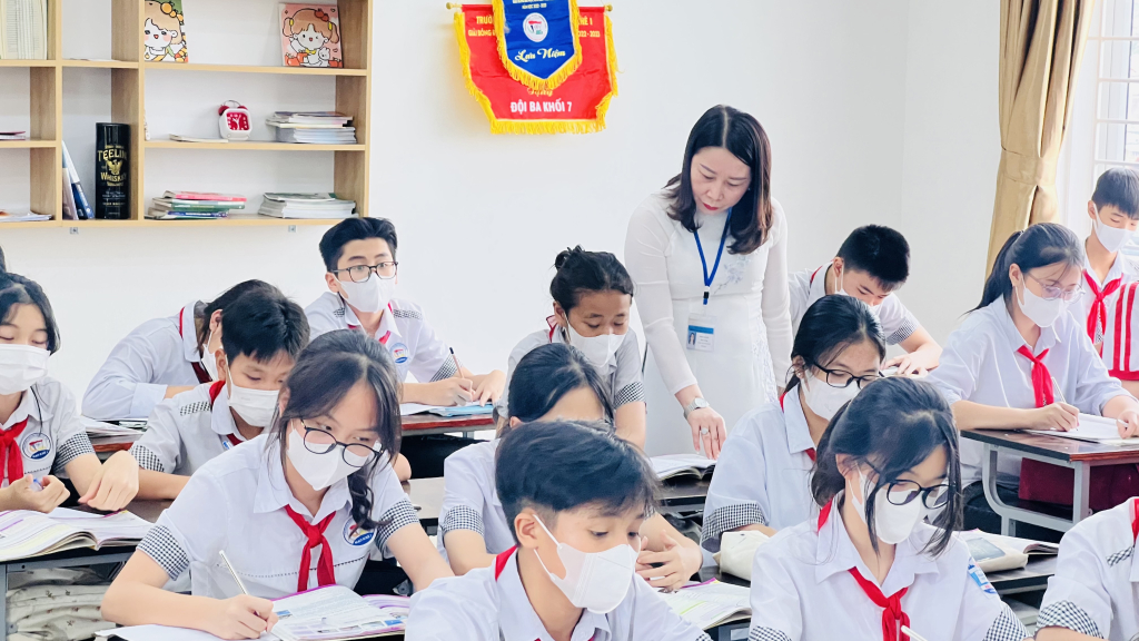 Cô Phạm Thị Phú trong một tiết học.