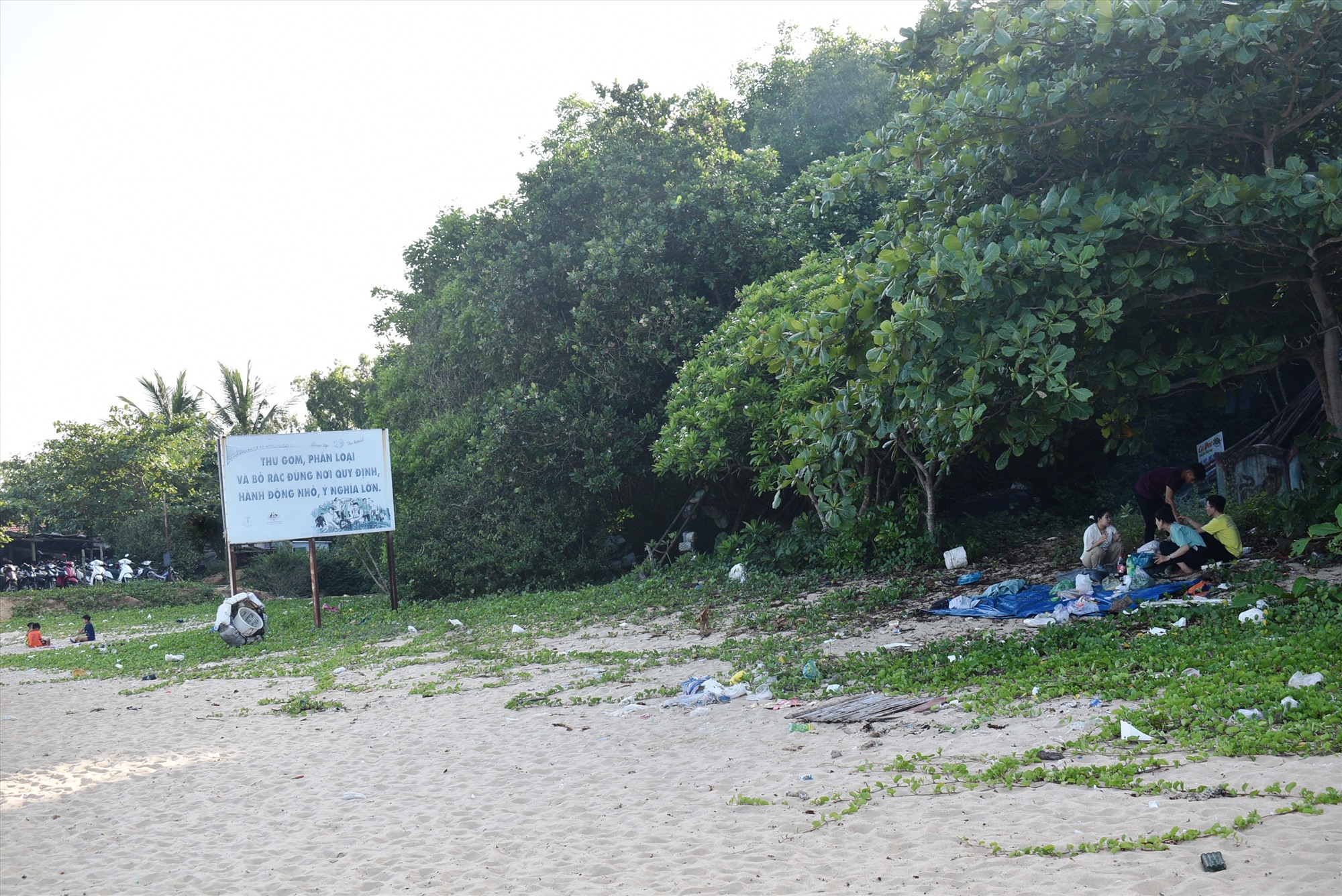 Nơi tâm linh cũng được bày soạn thức ăn. Ảnh: N.Q