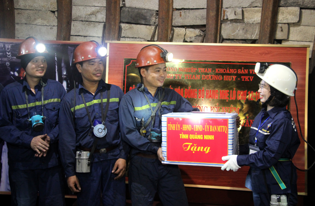 Đồng chí Trịnh Thị Minh Thanh, Phó Bí thư Thường trực Tỉnh ủy, tặng quà cho cán bộ, công nhân hoàn thành thi công lò chợ 12-1C/Vỉa 12-Khu Đông Bắc (Công ty Than Dương Huy).