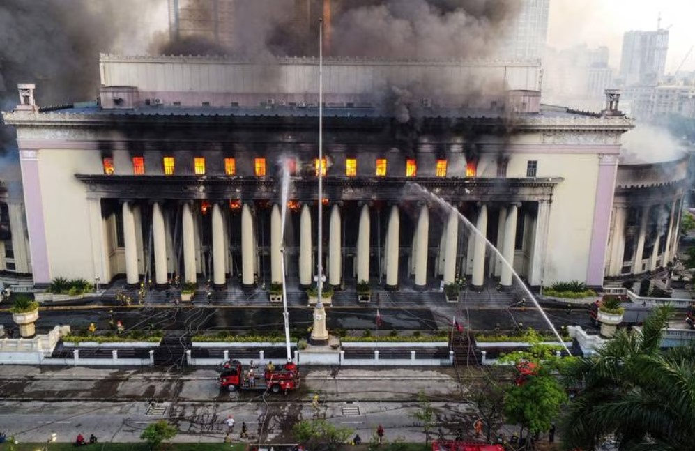 Thế giới - “Bà hỏa” thiêu rụi tòa bưu điện lâu đời nhất Philippines (Hình 3).