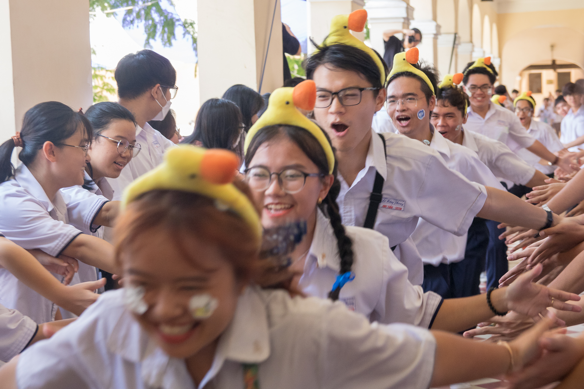 Học sinh Trường THPT chuyên Lê Hồng Phong 'thổi bay' âu lo trong ngày ra trường - Ảnh 2.