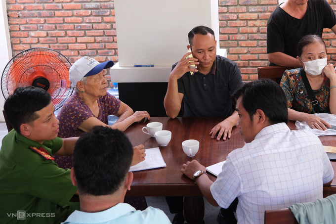 Ông Linh (người đang nghe điện thoại), làm việc với công an và thân nhân các cụ già tại Viện dưỡng lão Từ Tâm S-Merciful chi nhánh Đà Nẵng. Ảnh: Nguyễn Đông