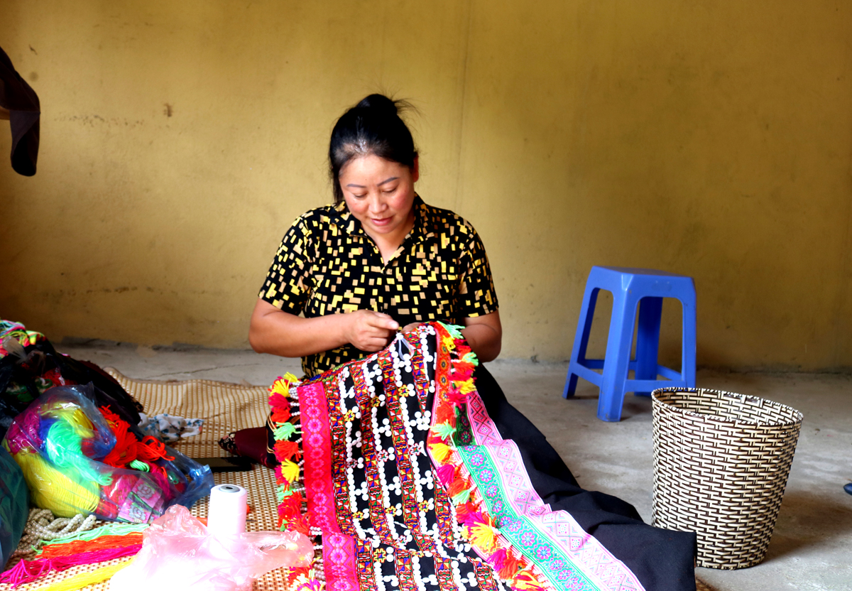 Người dân thôn Lô Lô Chải giữ gìn nghề thêu trang phục dân tộc.
