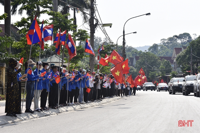 Người dân Hà Tĩnh xúc động đón hài cốt liệt sỹ về đất mẹ