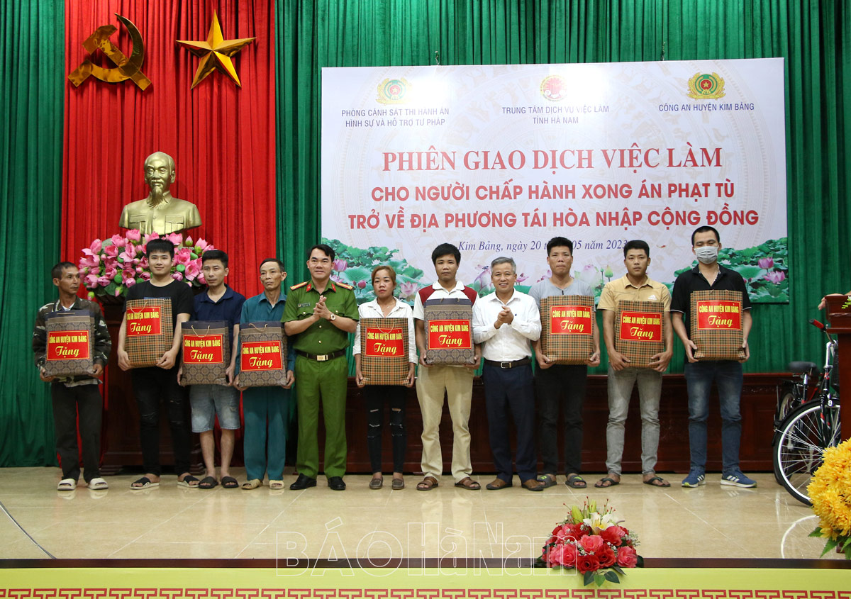 108 người chấp hành xong án phạt tù trở về địa phương Kim Bảng tái hòa nhập cộng đồng tham gia phiên giao dịch việc làm tháng 5